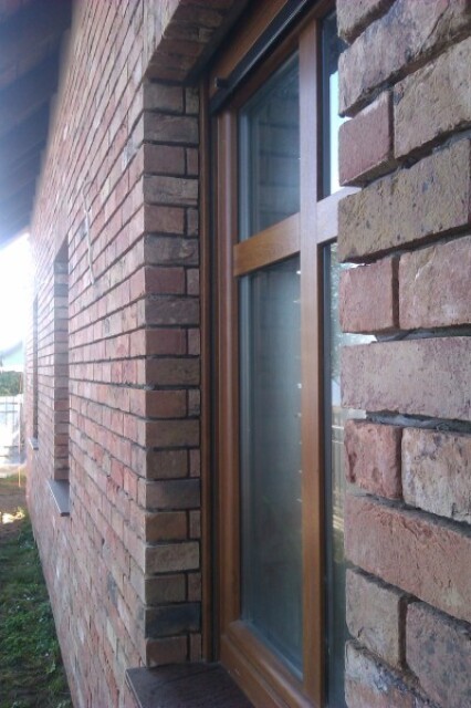 elewacja z ciętej cegły na okładzinę i kształtki.