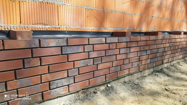 Odizolowanie warstw cokołu od mur&oacute;w