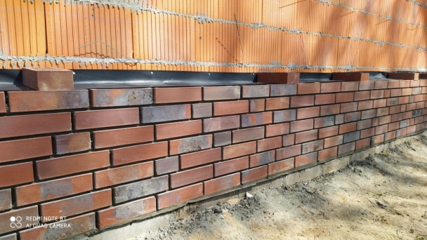 Odizolowanie warstw cokołu od mur&oacute;w